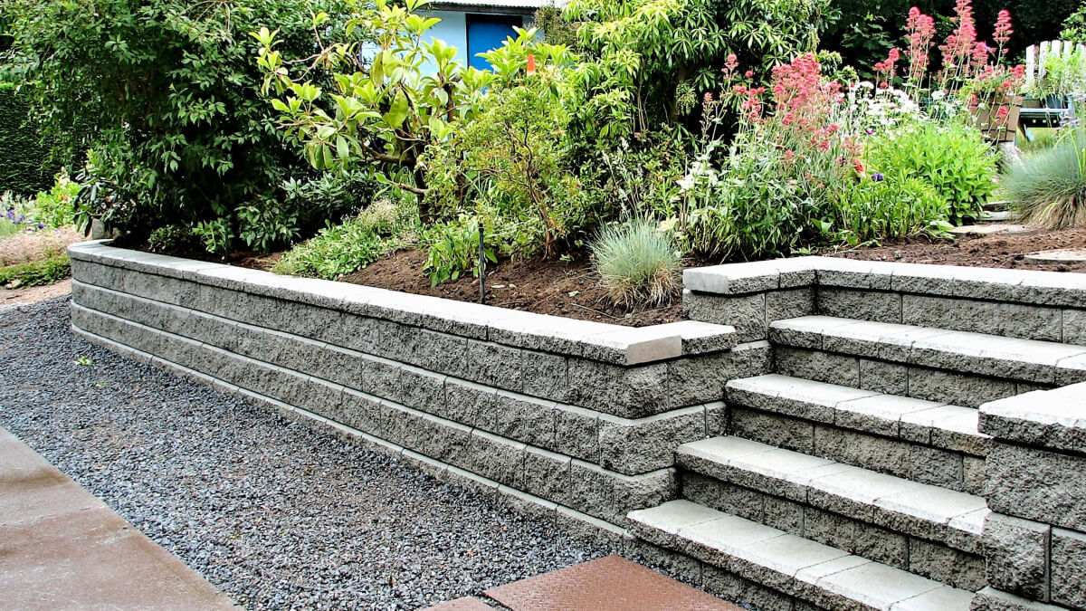 retaining wall with steps